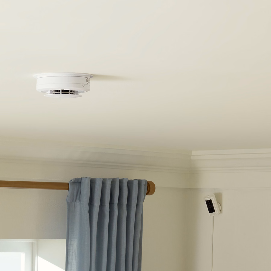 KIDDE bekabelde slimme rook- en koolmonoxidemelder + binnencamera (2e generatie) Werkt met het Ring Alarm-beveiligingssysteem