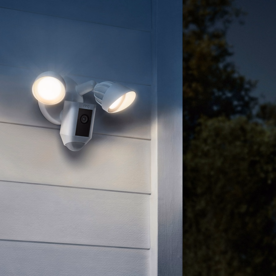 Verbeterde kit voor voor- en achtertuin Floodlight Cam Wired Plus + Spotlight Cam Plus-batterij